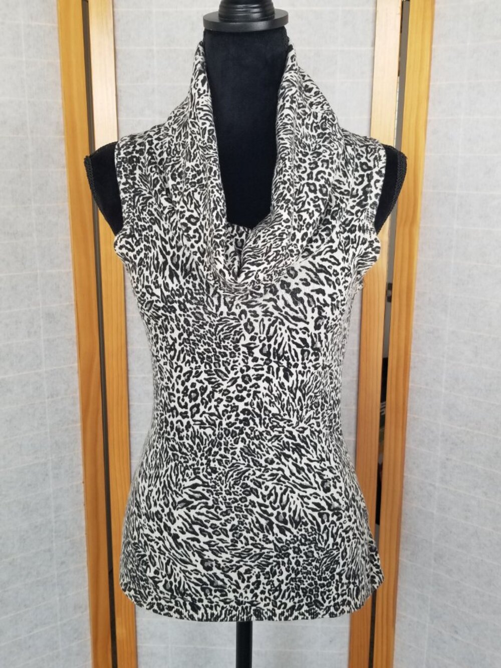 Karen Kane Cowl Neck Leopard Print Top Size Small Stretch Knit Sleeveless